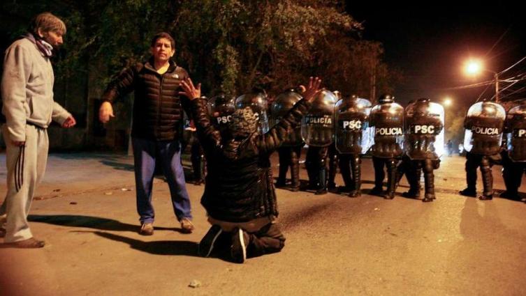Santa Cruz en crisis. Protestas y enfrentamiento con la policía una vez más. Foto Walter Díaz