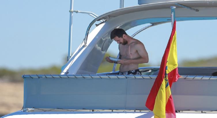 Leo Messi, a bordo del yate estos días en Ibiza. GTRES