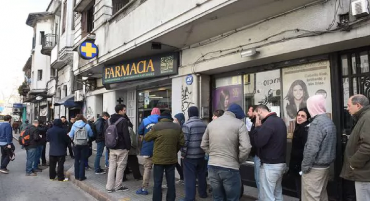 Uruguayos hacen fila para comprar marihuana (AFP)