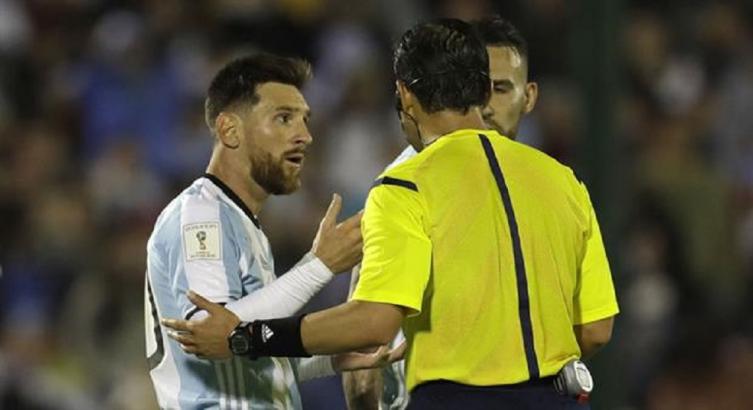 Un árbitro brasileño dirigirá Argentina-Perú. - La Nación