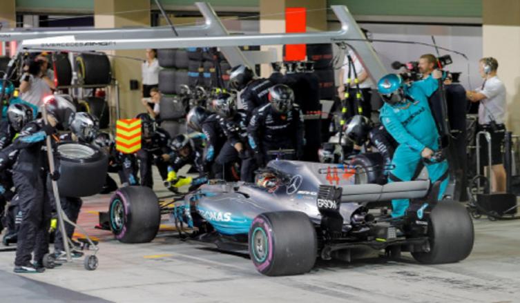 Lewis Hamilton, la gran figura de Mercedes, ingresando a boxes en el GP de Abu Dhabi. - El Gráfico