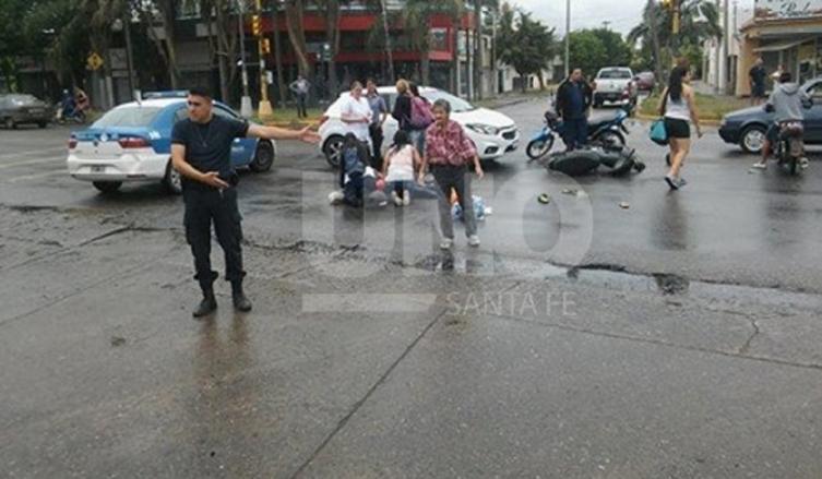 Un lector de UNO Santa Fe envió la foto tomada minutos después del accidente en Avenida Aristóbulo del Valle y Llerena.