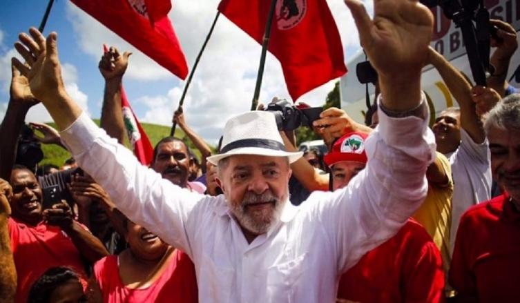 Luiz Inacio Lula da Silva arrasa en las encuestas. - Clarín