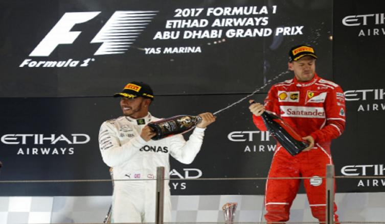 Hamilton y Vettel, celebrando en el podio de Abu Dhabi - El Gráfico