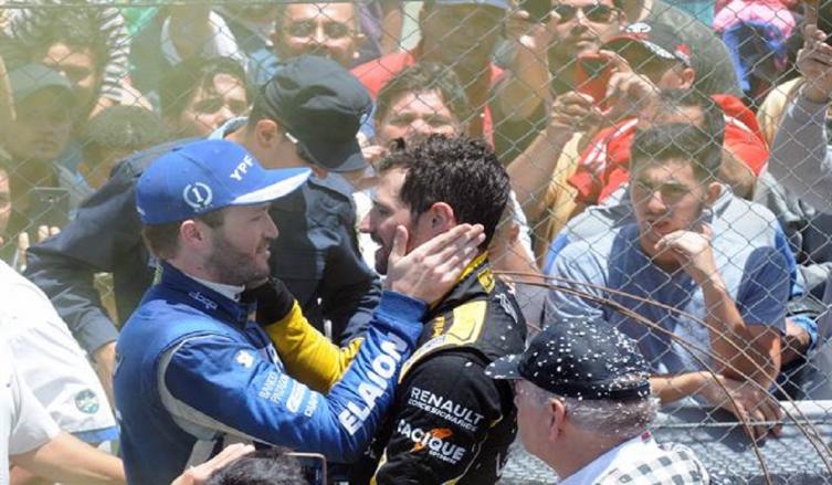 Agustín Canapino y Facundo Ardusso, el abrazo final. Fueron los dos mejores pilotos del 2017. Foto: Prensa Súper TC2000