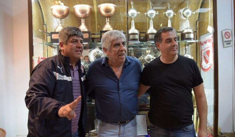 Hugo Moyano (centro), Pablo Moyano (i) y Carlos Montaña (d), luego de ser electos en diciembre pasado. (Foto: @Independiente)