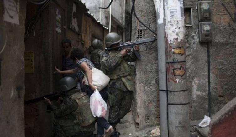 Escena reiterada en la favela Rocinha, junto con Cidade de Dios, las más violentas en Río - Clarín
