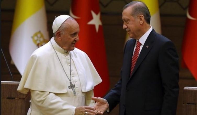El Papa Francisco junto al presidente turco, Recep Tayyip Erdogan. - Clarín