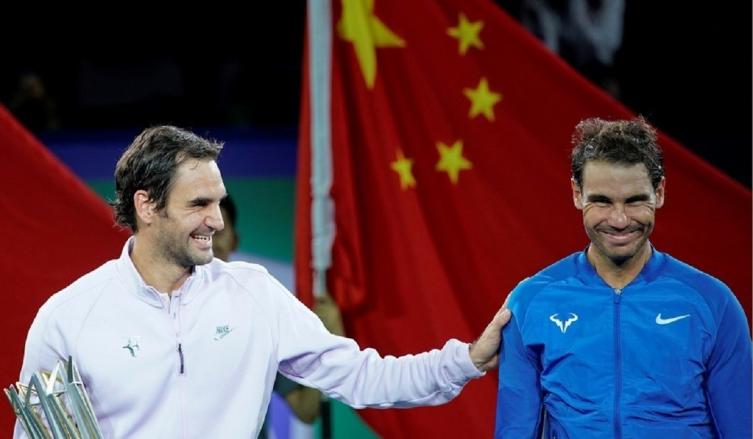 Roger Federer y Rafael Nadal, tras la final de Shanghai 2017. (Reuter)