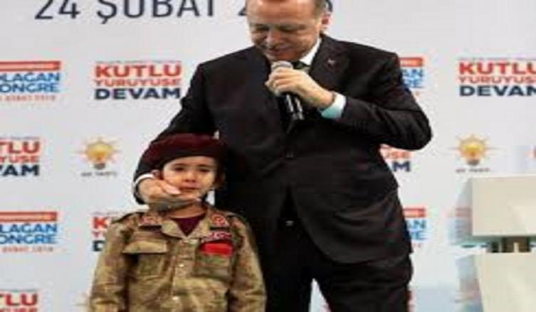 Erdogan, el presidente de Turquía, junto a la niña de seis años. EFE