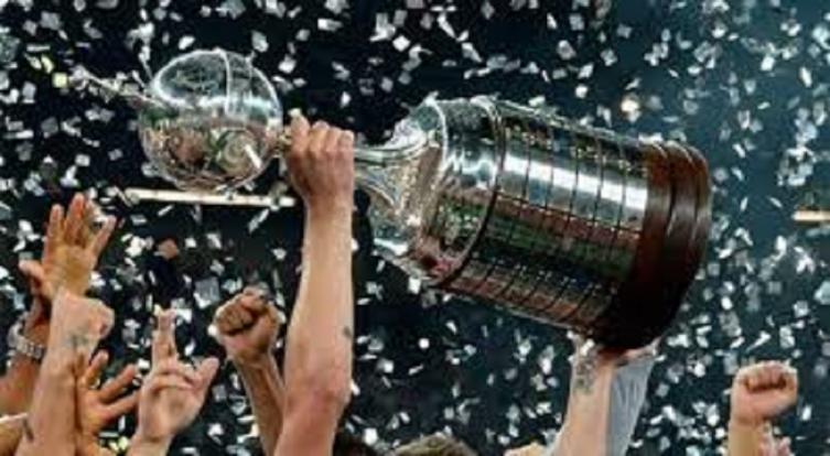 El trofeo de la Copa Libertadores, ese que los equipos de Latinoamérica sueñan con levantar