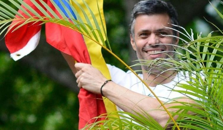 El líder opositor venezolano Leopoldo López alza una bandera de su país frente a su casa en Caracas, Venezuela. DPA