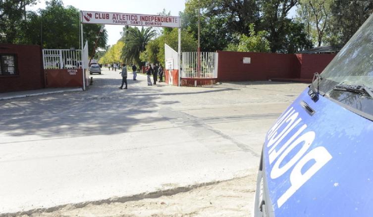 La entrada al predio de Independiente, en Villa Domínico. - Clarín