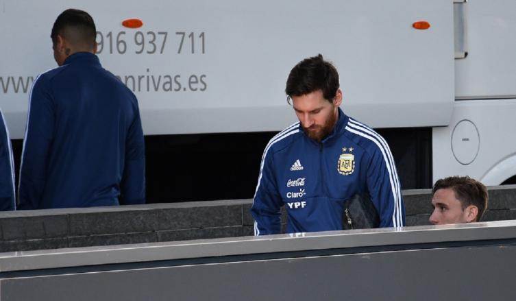 Preocupación. Messi camina en lugar de entrenarse. Días complicados para el capitán argentino en Europa: no pudo jugar en Manchester ante Italia y tampoco lo hará hoy ante España. (Marcelo Carroll)