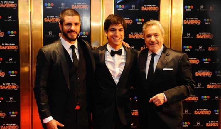 Los tres actores que interpretaron a Sandro, emocionados en el escenario del Gran Rex para la despedida de la serie. Foto: Pedro Lázaro Fernández.