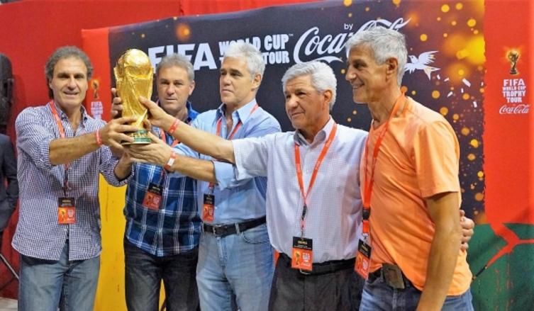 Durante la gira que realizó en 2014, los ex campeones del mundo locales Oscar Ruggeri, Nery Pumpido, Alberto Tarantini, Luis Galván y Ricardo Giusti pudieron revivir la emoción de levantar nuevamente la Copa de la FIFA.