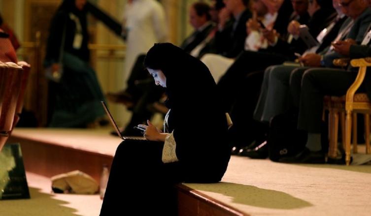 Una mujer saudita usa su laptop durante un conferencia sobre inversiones en Riad. / Reuters archivo.