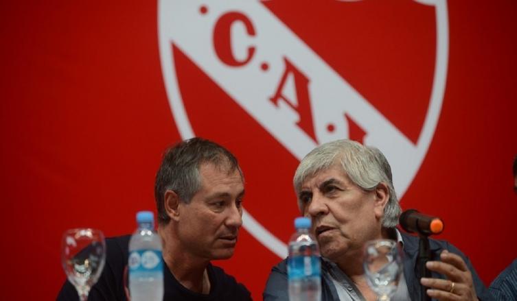 Hugo Moyano junto a Ariel Holan en la conferencia de prensa en Independiente. (Foto: Luciano Thieberger)