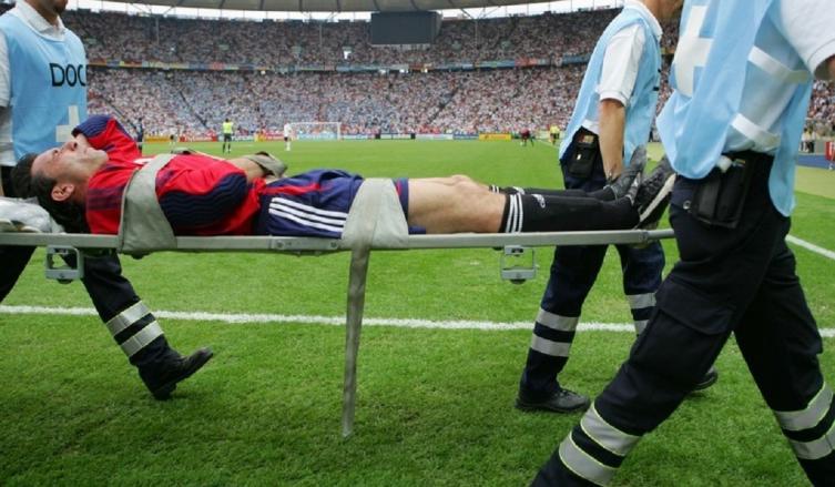 Dolor. Roberto Abbondanzieri se va lesionado ante Alemania, en los cuartos de final del Mundial 2006.