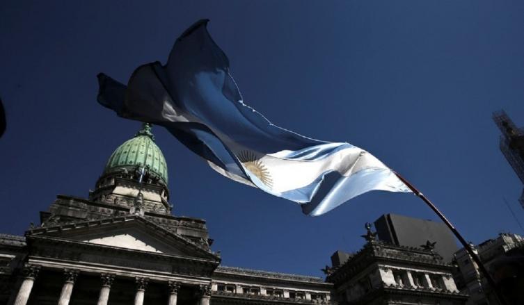 La Bandera Nacional argentina ondea frente al Congreso de la Nación en Buenos Aires EFE/David Fernández.