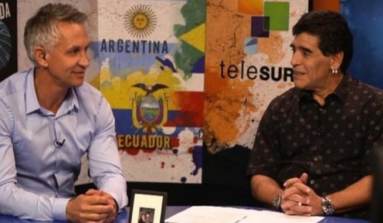 Lineker y Maradona, juntos en el programa que Diego conduce en Telesur. - Clarín
