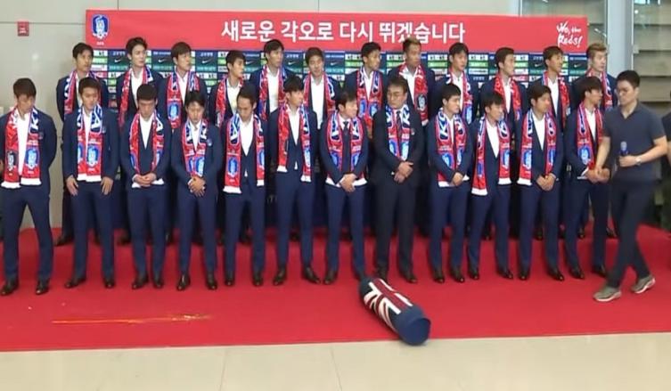Los jugadores de Corea del Sur no tuvieron el mejor recibimiento tras quedar fuera del Mundial (Foto: captura)