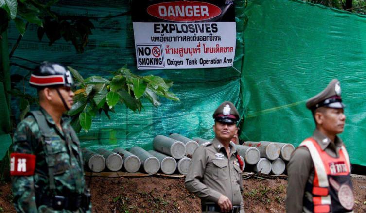 Oficiales de policía tailandeses y personal militar hacen guardia frente a la zona del tanque de oxígeno durante las operaciones de rescate. EFE PONGMANAT TASIRI