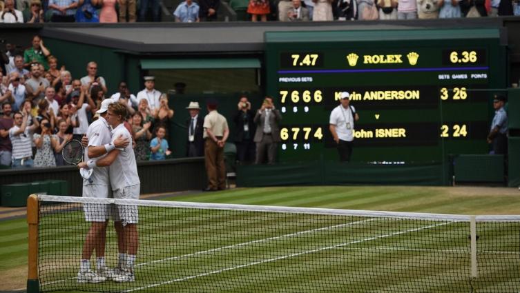 Anderson, Isner y el tablero del segundo partido más largo de la historia. (Foto: AFP/Oli Scarff).