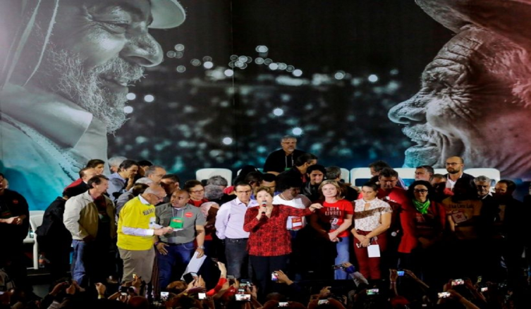 La expresidenta Dilma Rousseff fue una de las oradoras del acto. – EL CRONISTA