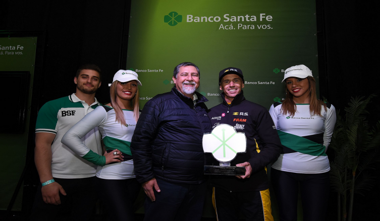Leonel Pernía recibe la Copa Banco Santa Fe de manos de Luis Núñez, Gerente General de la entidad.