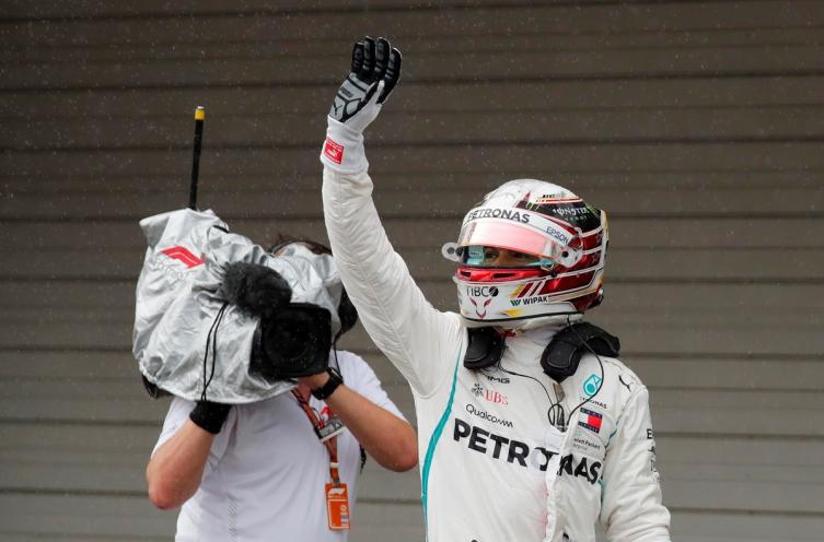 Hamilton celebra una nueva pole position para largar primero en Suzuka. (Foto: Reuters)