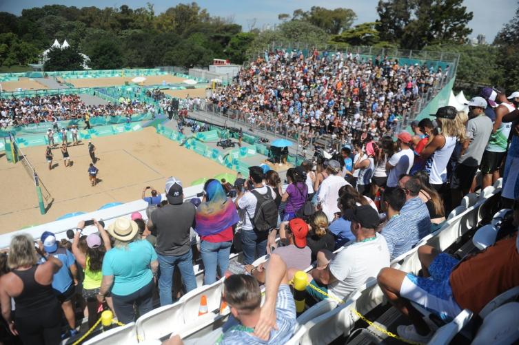 El estadio repleto para ver beach volley. Foto: Guillermo Rodríguez Adami.