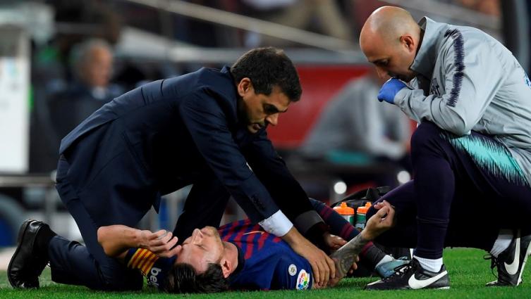 Messi sufre por su brazo derecho mientras los médicos revisan su brazo derecho. (AFP)