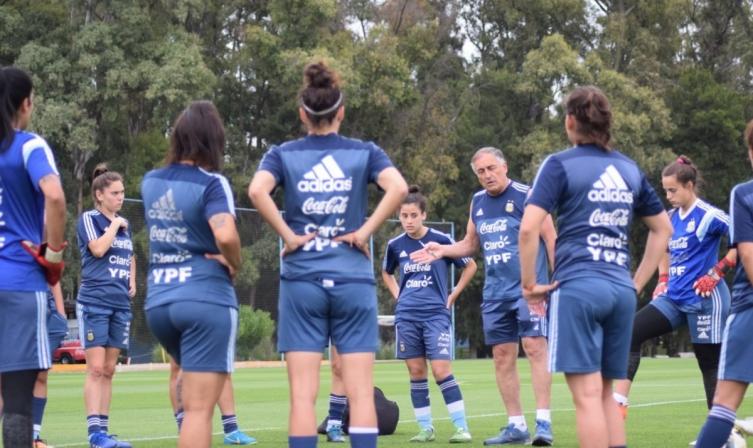 Las chicas escuchan a su técnico, Carlos Borrello, durante uno de los entrenamientos en Ezeiza. (Foto: Prensa AFA)