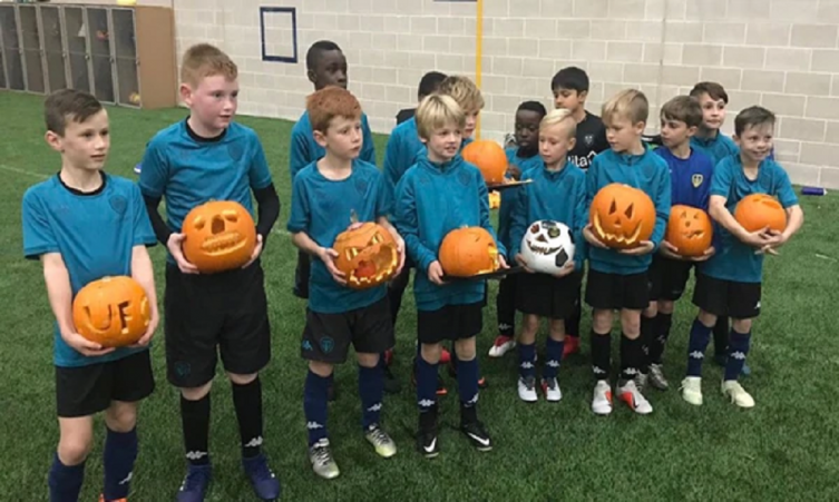 Los pequeños futbolistas de la academia del Leeds también celebraron Halloween (@LUFC)