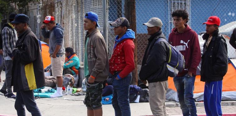 Miembros de la caravana de migrantes centroamericanos esperan en la ciudad de Tijuana, en el estado de Baja California (México). /EFE/Alejandro Zepeda/
