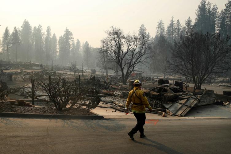 Los equipos de rescate continúan trabajando en las zonas más afectadas por los incendios en busca de desaparecidos. /AP Photo/John Locher/
