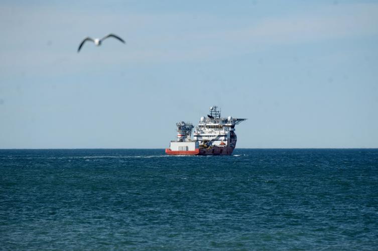 El buque noruego Seabed Constructor al partir del puerto de Comodoro Rivadavia en busca del ARA San Juan. /German Garcia Adrasti-Clarín/