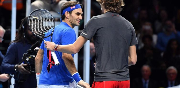 Zverev saluda a Federer luego de vencerlo en la semifinal del Masters. (Foto: AFP)