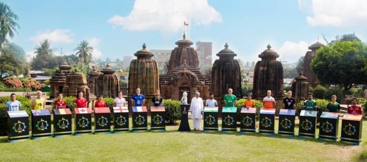 Con el fondo de pequeños templos hindúes, en primer término aparece Pedro Ibarra en la foto promocional del torneo junto a los otros 15 capitanes de los equipos participantes. (Foto: FIH).