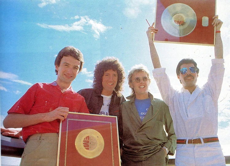 Queen con su Disco de oro, antes del show en San Pablo en 1981 - INFOBAE