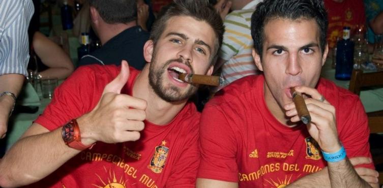 Gerard Piqué y Cesc Fabregas fumando habanos. Decenas de futbolistas reconocieron ser fumadores. - Clarín