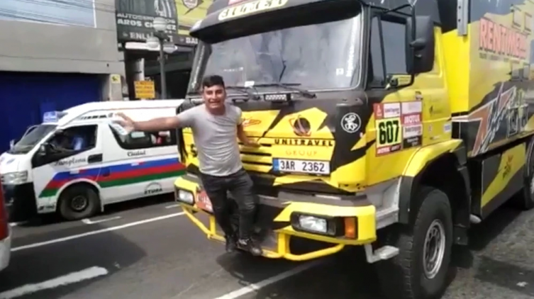 Un fanático del Dakar rompió un camión al tomarse una foto y provocó la ira del piloto - INFOBAE