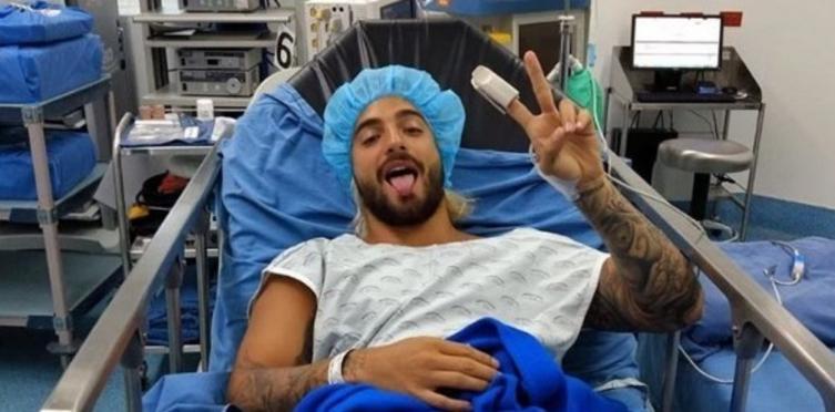 Maluma se sacó una foto en el quirófano con un gesto de victoria (@maluma)
