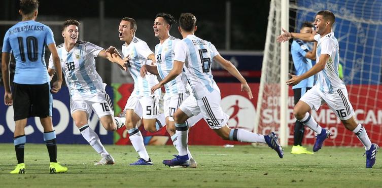 Todos con Gonzalo Maroni. El 10 de Argentina convirtió el gol que le dio el triunfo a la Selección. (Foto: CLAUDIO REYES / AFP)