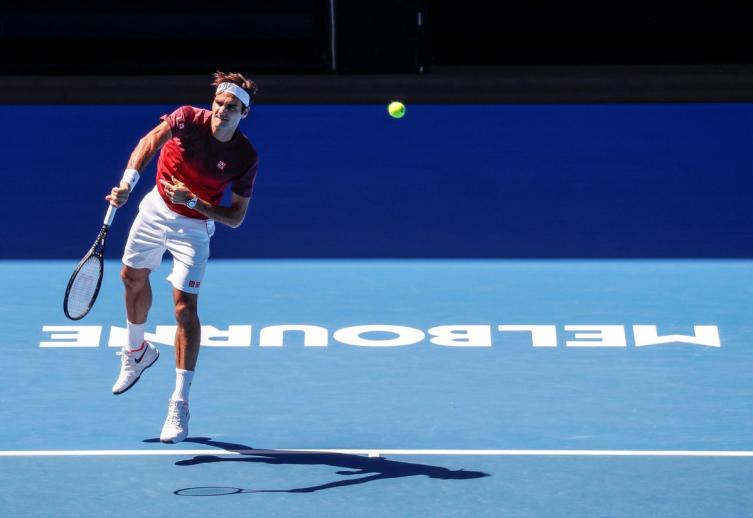 Federer sacando. Australian Open (EFE/EPA/RITCHIE TONGO)