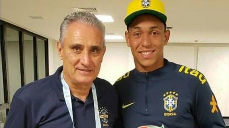 Christian Esmério, el arquero juvenil fallecido en el incendio, junto con el entrenador de la selección brasileña. Tite. - Clarín