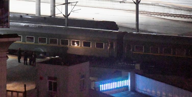 El tren, similar al que suele transportar a Kim Jong-un, en una estación del norte de China. (Madoka Ikegami/Kyodo News via AP)