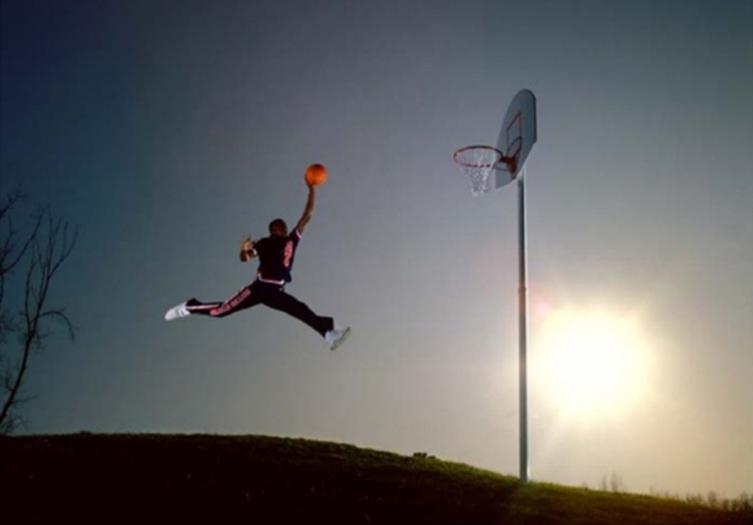 La foto de Rentmeester de Jordan, volando hacia el aro. - Clarín