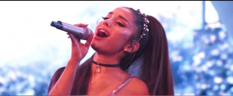 Ariana Grande fue sorprendida por un limonazo que le arrojó alguien del público en Coachella. - Clarín